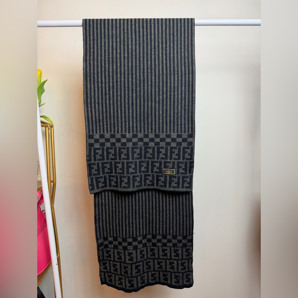 FENDI FF Monogram Knit Scarf – Grey/Charcoal